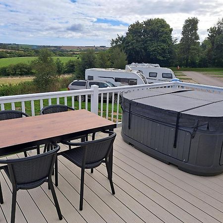 Our Kingfisher 34-4 Persons With Private Hot Tub-Pet Friendly-Tranquil Holiday Away From It All Yet Not Far From St Austell- The Holiday Home Has Two Bedrooms, Living And Dining Area, Equipped Kitchen-Decking-Outdoor Furniture-Fishing Lakes-Perfect Grampound Exteriér fotografie