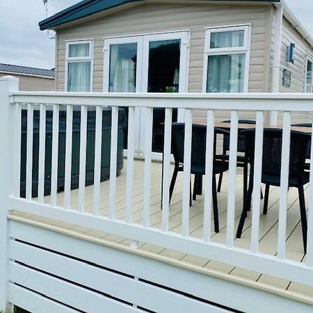 Our Kingfisher 34-4 Persons With Private Hot Tub-Pet Friendly-Tranquil Holiday Away From It All Yet Not Far From St Austell- The Holiday Home Has Two Bedrooms, Living And Dining Area, Equipped Kitchen-Decking-Outdoor Furniture-Fishing Lakes-Perfect Grampound Exteriér fotografie