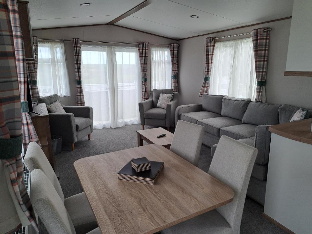 Our Kingfisher 34-4 Persons With Private Hot Tub-Pet Friendly-Tranquil Holiday Away From It All Yet Not Far From St Austell- The Holiday Home Has Two Bedrooms, Living And Dining Area, Equipped Kitchen-Decking-Outdoor Furniture-Fishing Lakes-Perfect Grampound Exteriér fotografie