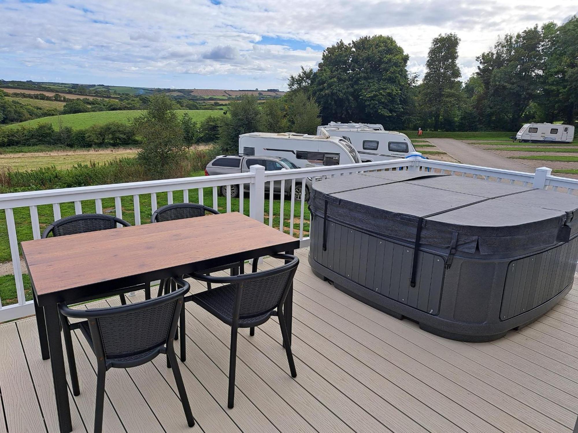 Our Kingfisher 34-4 Persons With Private Hot Tub-Pet Friendly-Tranquil Holiday Away From It All Yet Not Far From St Austell- The Holiday Home Has Two Bedrooms, Living And Dining Area, Equipped Kitchen-Decking-Outdoor Furniture-Fishing Lakes-Perfect Grampound Exteriér fotografie