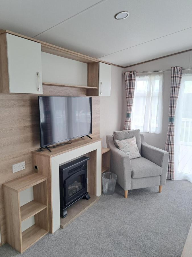 Our Kingfisher 34-4 Persons With Private Hot Tub-Pet Friendly-Tranquil Holiday Away From It All Yet Not Far From St Austell- The Holiday Home Has Two Bedrooms, Living And Dining Area, Equipped Kitchen-Decking-Outdoor Furniture-Fishing Lakes-Perfect Grampound Exteriér fotografie