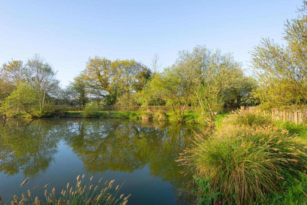 Our Kingfisher 34-4 Persons With Private Hot Tub-Pet Friendly-Tranquil Holiday Away From It All Yet Not Far From St Austell- The Holiday Home Has Two Bedrooms, Living And Dining Area, Equipped Kitchen-Decking-Outdoor Furniture-Fishing Lakes-Perfect Grampound Exteriér fotografie