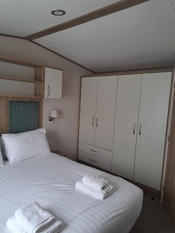 Our Kingfisher 34-4 Persons With Private Hot Tub-Pet Friendly-Tranquil Holiday Away From It All Yet Not Far From St Austell- The Holiday Home Has Two Bedrooms, Living And Dining Area, Equipped Kitchen-Decking-Outdoor Furniture-Fishing Lakes-Perfect Grampound Exteriér fotografie