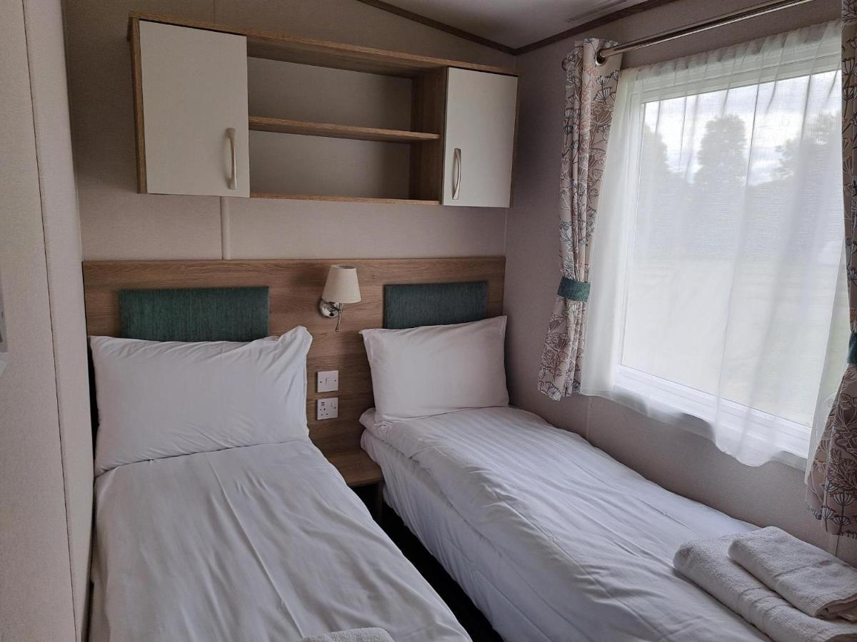 Our Kingfisher 34-4 Persons With Private Hot Tub-Pet Friendly-Tranquil Holiday Away From It All Yet Not Far From St Austell- The Holiday Home Has Two Bedrooms, Living And Dining Area, Equipped Kitchen-Decking-Outdoor Furniture-Fishing Lakes-Perfect Grampound Exteriér fotografie