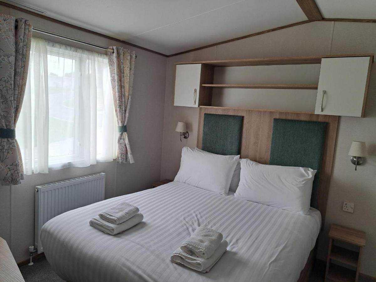 Our Kingfisher 34-4 Persons With Private Hot Tub-Pet Friendly-Tranquil Holiday Away From It All Yet Not Far From St Austell- The Holiday Home Has Two Bedrooms, Living And Dining Area, Equipped Kitchen-Decking-Outdoor Furniture-Fishing Lakes-Perfect Grampound Exteriér fotografie