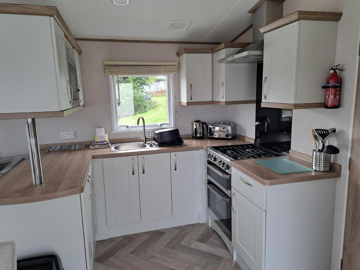 Our Kingfisher 34-4 Persons With Private Hot Tub-Pet Friendly-Tranquil Holiday Away From It All Yet Not Far From St Austell- The Holiday Home Has Two Bedrooms, Living And Dining Area, Equipped Kitchen-Decking-Outdoor Furniture-Fishing Lakes-Perfect Grampound Exteriér fotografie