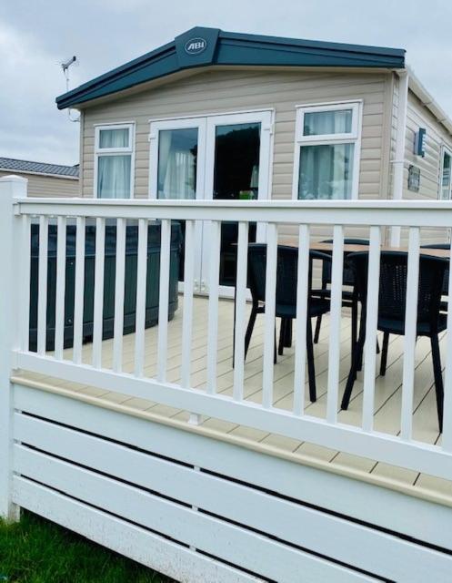 Our Kingfisher 34-4 Persons With Private Hot Tub-Pet Friendly-Tranquil Holiday Away From It All Yet Not Far From St Austell- The Holiday Home Has Two Bedrooms, Living And Dining Area, Equipped Kitchen-Decking-Outdoor Furniture-Fishing Lakes-Perfect Grampound Exteriér fotografie